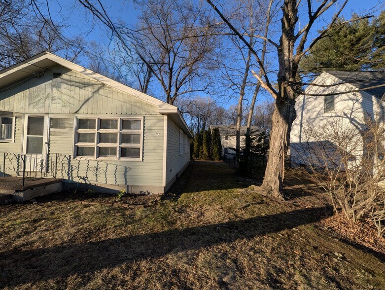 Front - 44 Barrington Rd