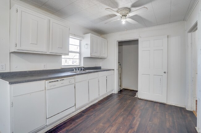 Building Photo - 901 N Howeth St