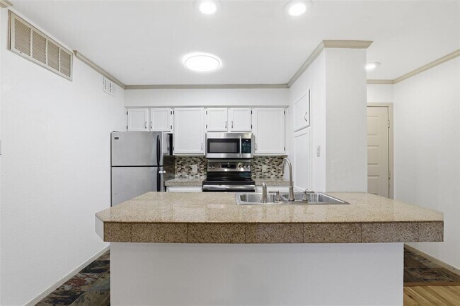 Building Photo - 8888 Tallwood Dr