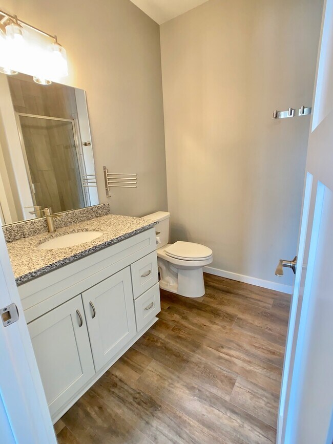 Building Photo - 207 E 4th St