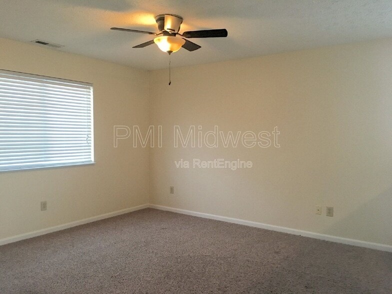 Building Photo - 736 Pine Lake Dr
