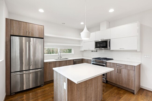 Building Photo - Modern 3-Bedroom Townhome with Rooftop Deck in NE Seattle