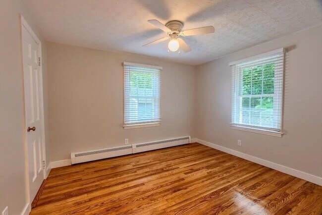 Building Photo - 2 Bay Edge Ln