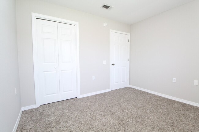 Building Photo - Northeast Pensacola 3/2 with Garage, Sunro...