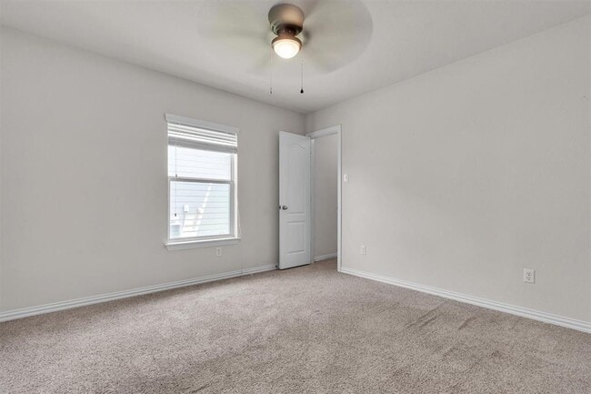 Building Photo - 204 Chickadee Ln