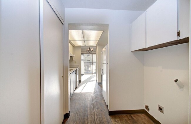 Building Photo - WELL MAINTAINED 2 BR, 2 BA TOWNHOME BY VAN MALL AREA!