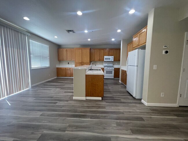 Building Photo - Beautiful 4 Bedroom Close to Downtown Brentwood!