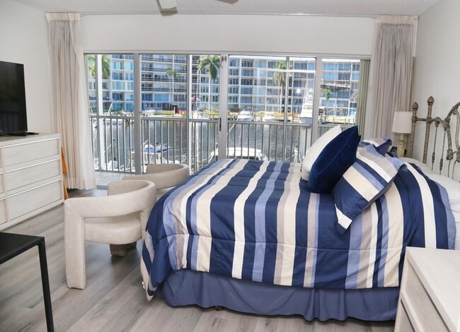 Building Photo - 1537 E Hillsboro Blvd