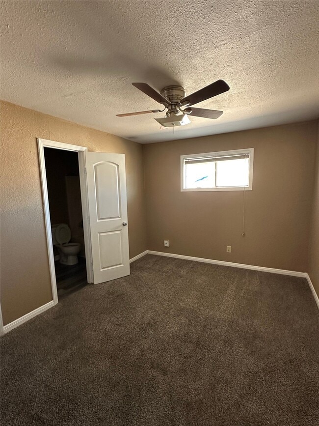 Building Photo - 516 Holiday Dr