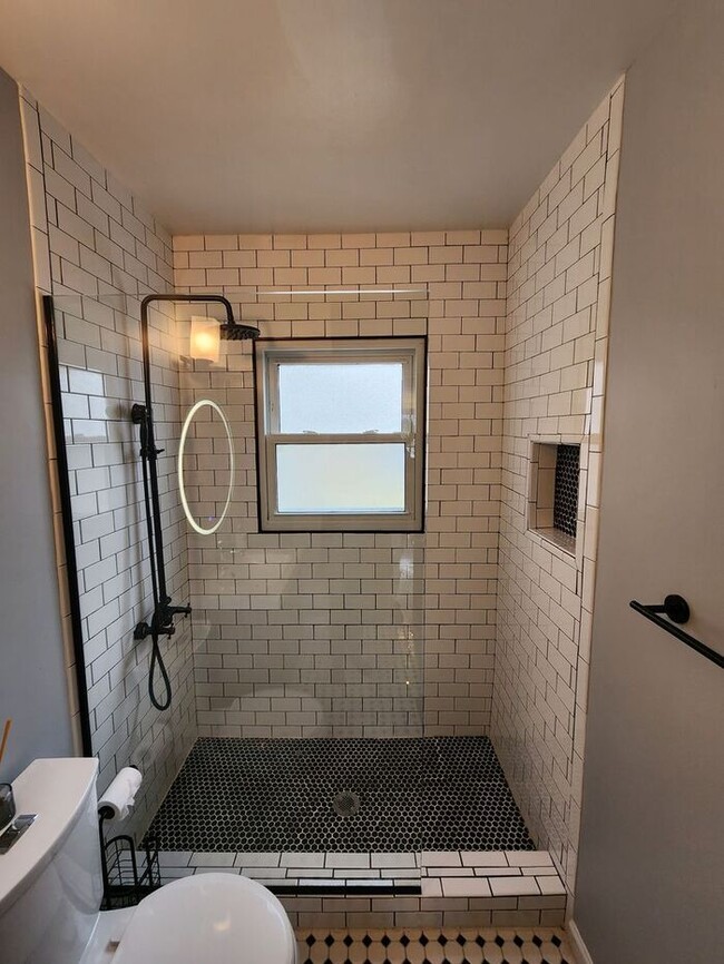 Building Photo - Beautiful and Spacious 3BR 2BA Home w/ Remodeled Kitchen • Patio & Fenced Yard in St. Matthews