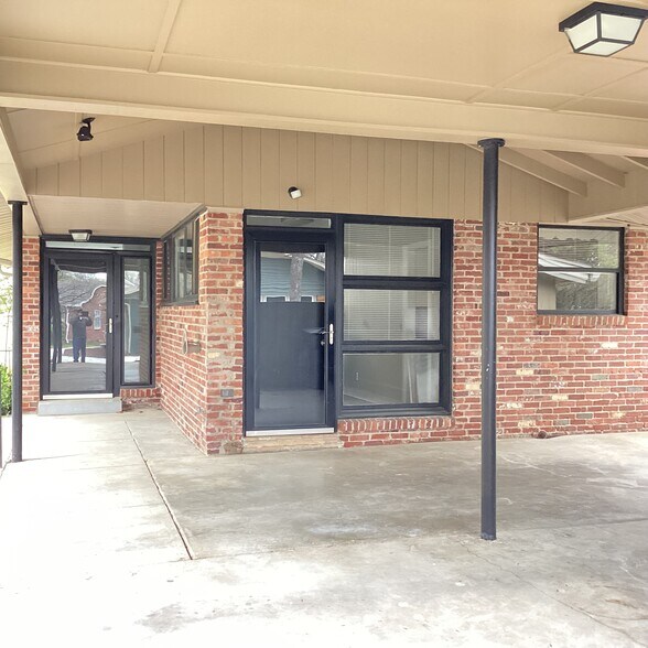 Building Photo - 404 Edgewood Dr