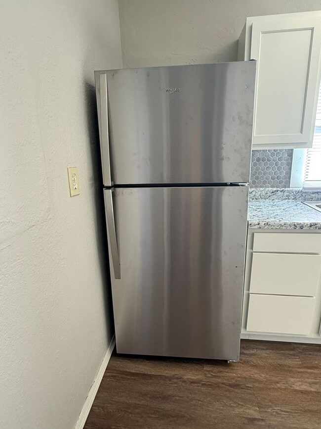 Building Photo - Recently renovated 2 or 3 bedroom with New kitchen