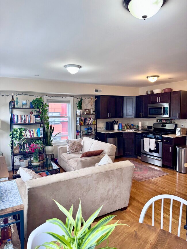 Building Photo - 171 Thorndike St