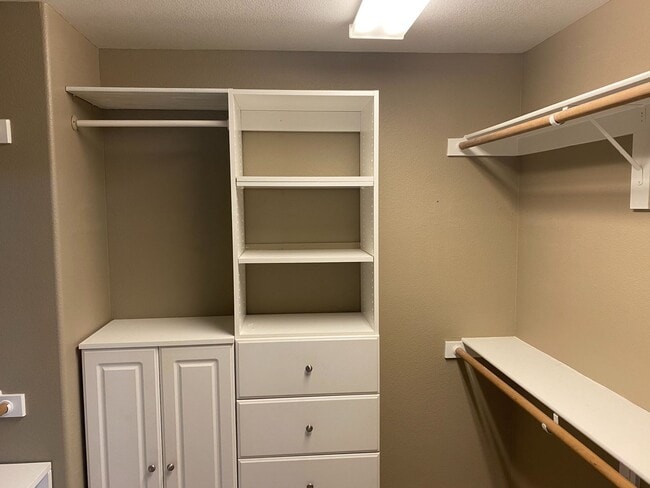 Building Photo - Gorgeous home close to Lake Sahara!