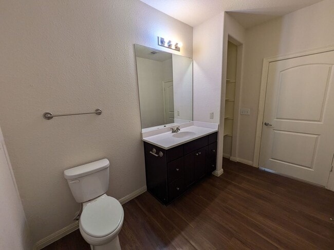 Building Photo - 405 E Simmons Ave