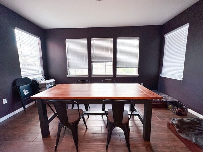 Building Photo - Spacious 4-Bedroom Home with Office Space ...
