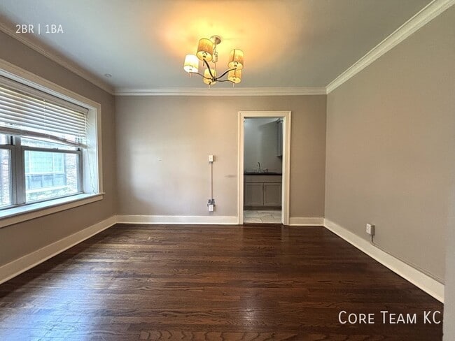 Building Photo - 710 W 48th St