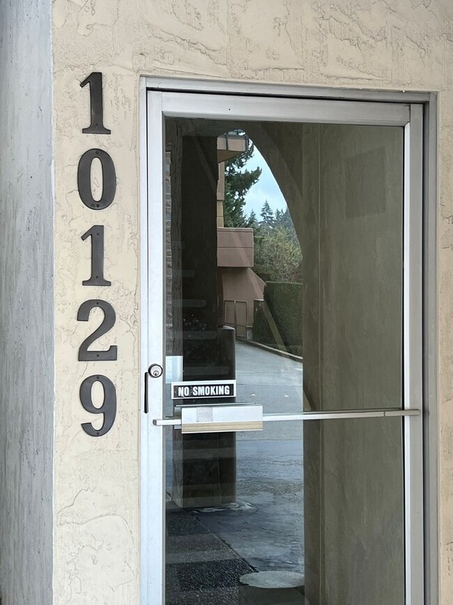 Building Photo - 2 Bed 1.5 Bath Condo Downtown Bellevue on Main Street