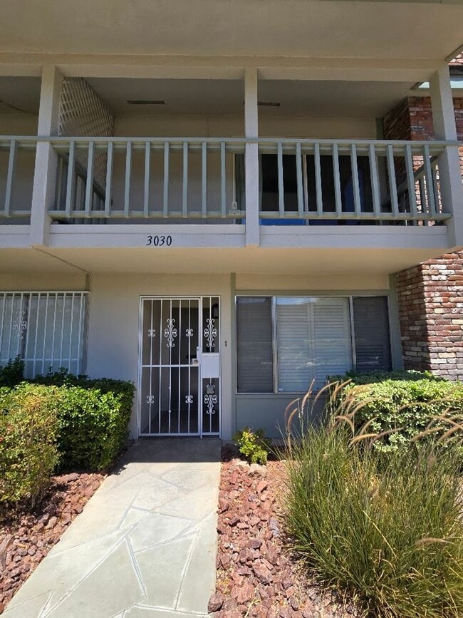 Building Photo - A Fabulous 3 Bedroom Townhome Centrally located.
