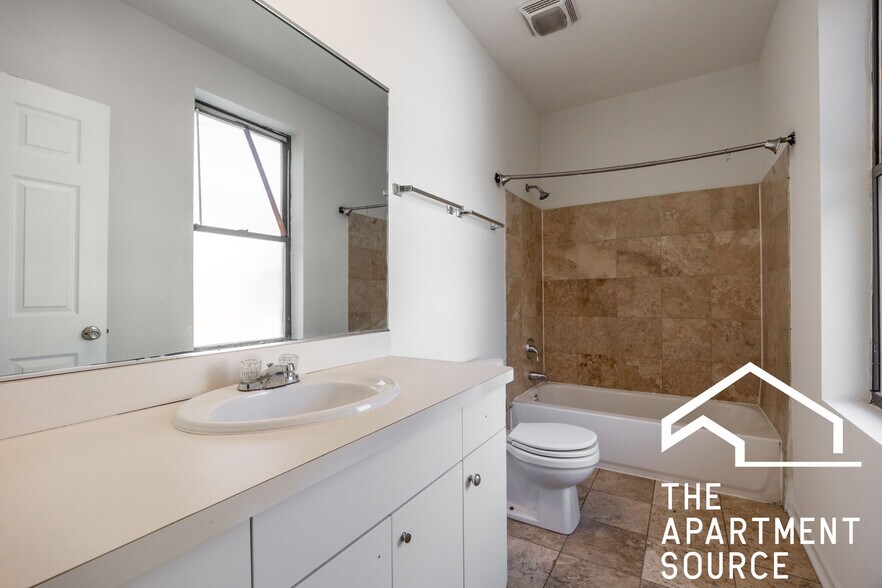 Building Photo - 1260 N Greenview Ave