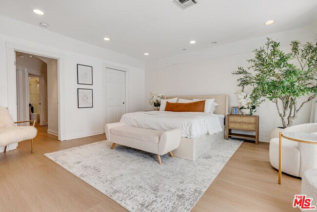 Building Photo - 367 S Oak Ave