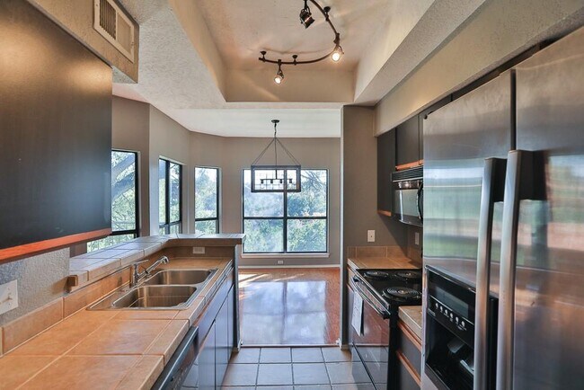 Building Photo - 4711 Spicewood Springs Rd