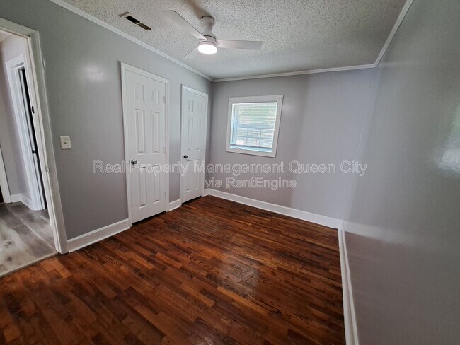 Building Photo - 112 Miller St