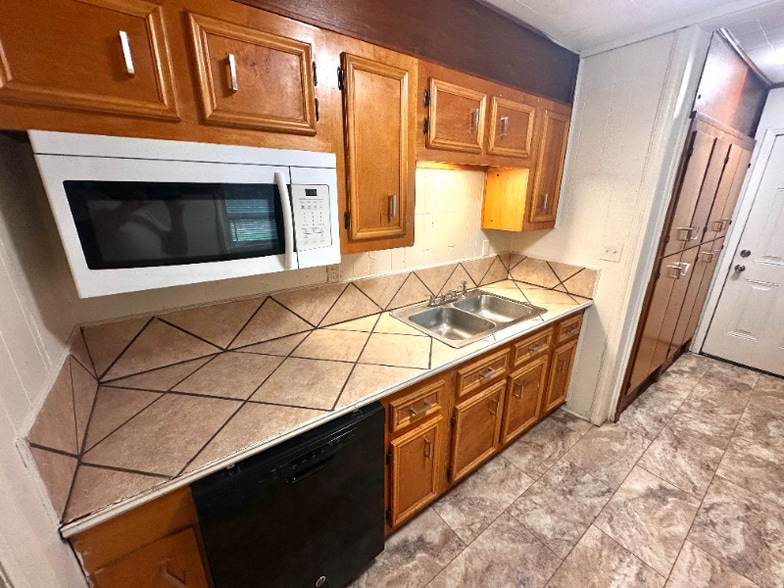 Building Photo - 3925 Camilla Dr