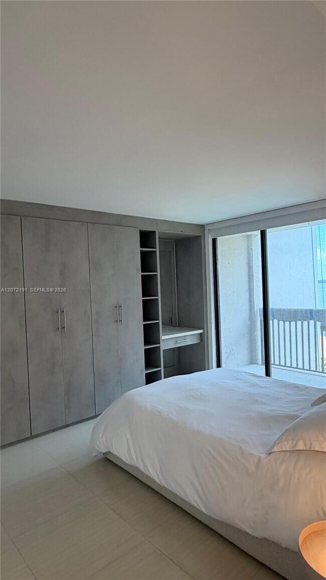 Building Photo - 540 Brickell Key Dr
