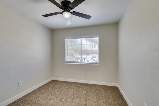 Building Photo - Stunning 3 Bedroom, 2.5 Bathroom Home in E...
