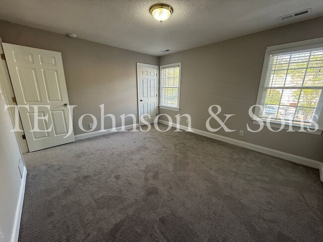 Building Photo - Spacious 3BR Home with Vaulted Ceilings, Gas Logs & Two Car Garage in Winston-Salem