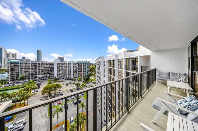 Building Photo - 600 Parkview Dr