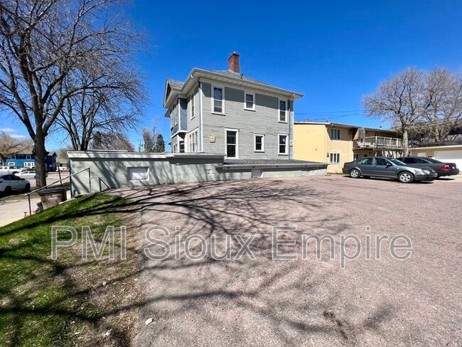 Building Photo - 731 W 18th St