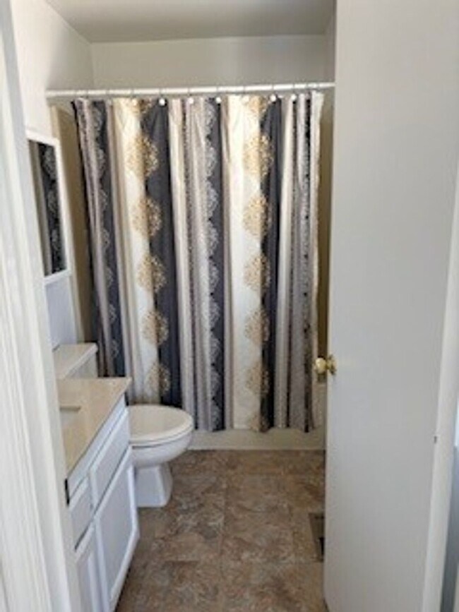 Building Photo - Large End Unit Townhome near Downtown Annapolis and Navy Stadium!