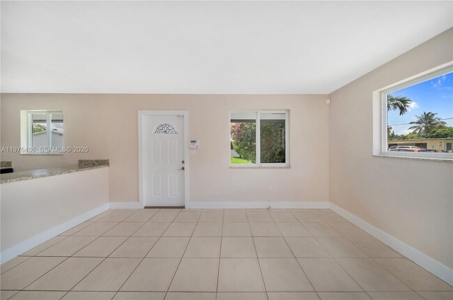 Building Photo - 592 NE 150th St