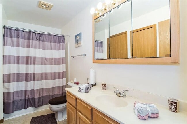 Building Photo - Modern 3 bedroom 1 bath garden style condo