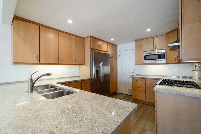 Building Photo - Stunning Waterfront Townhome in Huntington Beach!