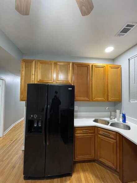 Building Photo - 1543 N Lorel Ave