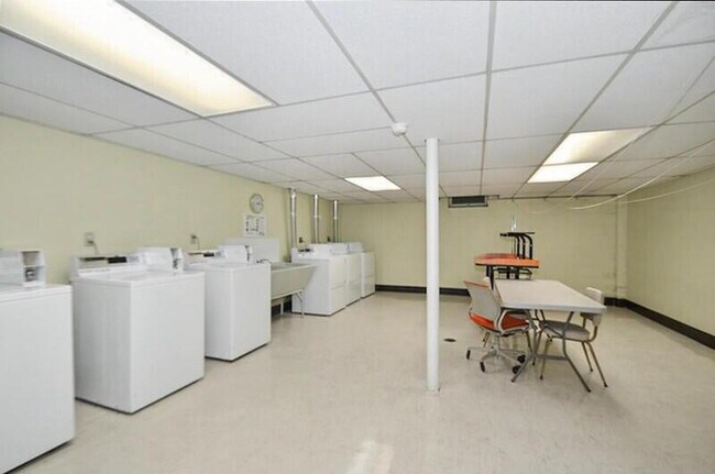 Building Photo - "Charming 2-Bed Condo Retreat: Comfort & Convenience in Brown Deer!"