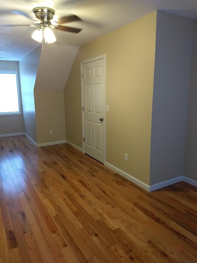 Building Photo - 98 Russell Ln