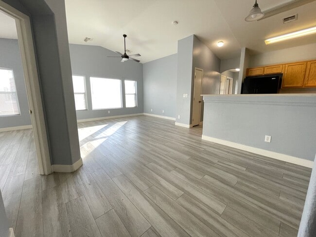 Building Photo - Cute 2 bed 2 bath townhouse with 1 car garage and washer and dryer in unit