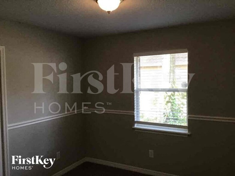 Building Photo - 1575 Pine Ct