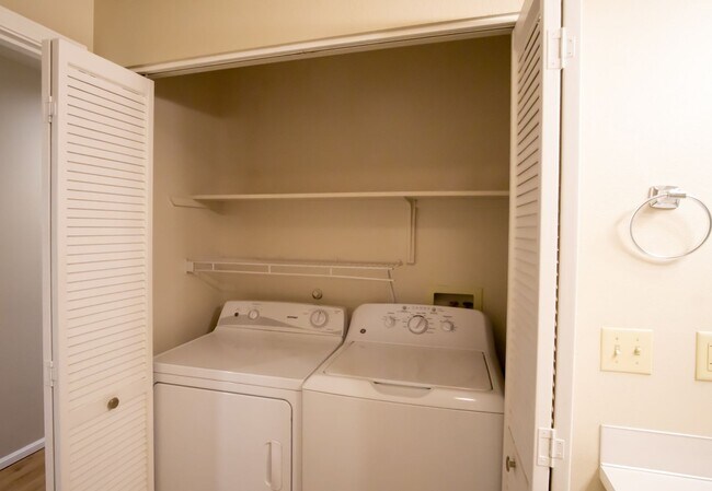 Building Photo - Top Floor 2/2 w/Condo Finishes + Vaulted Ceilings!!