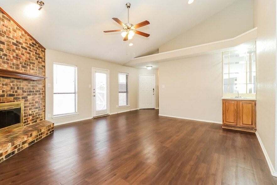Building Photo - 111 Streamside Dr