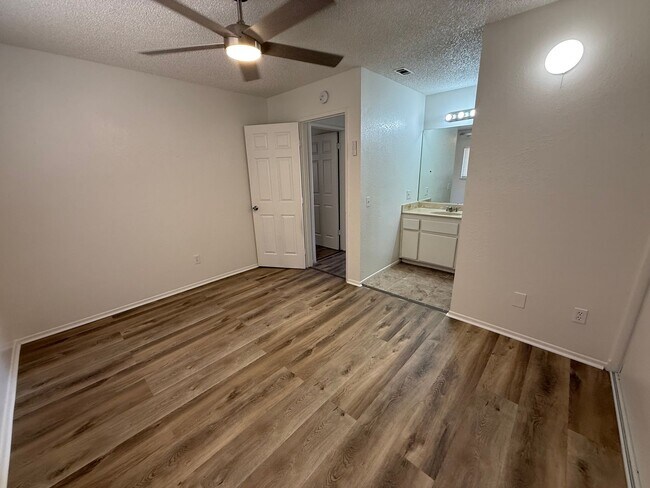 Building Photo - 3711