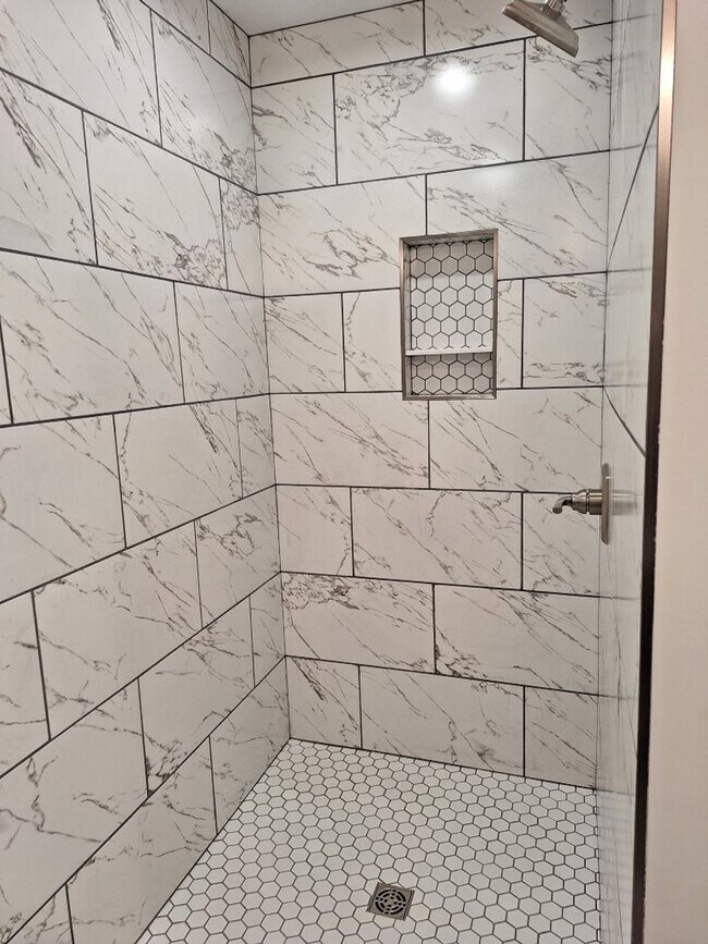 Building Photo - NEW DUPLEX Conveniently located to 40 West