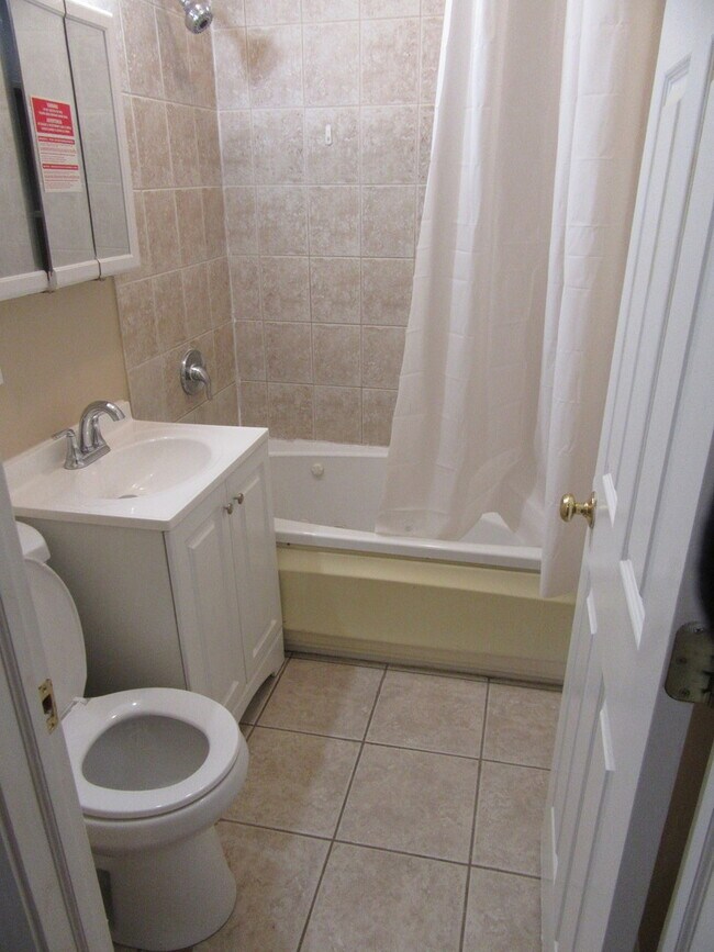 Building Photo - 2251 W Rosemont Ave