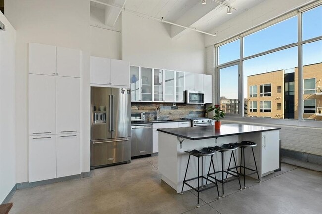 Building Photo - 700 N Washington Ave