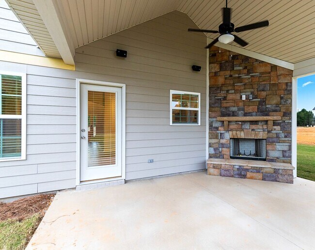 Building Photo - Wyndham Village For Rent!