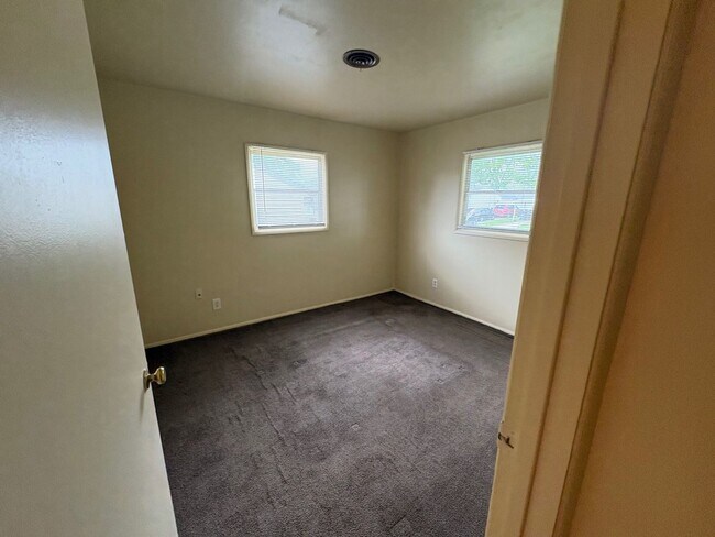 Building Photo - 3 Bedroom Ranch In Meadowdale